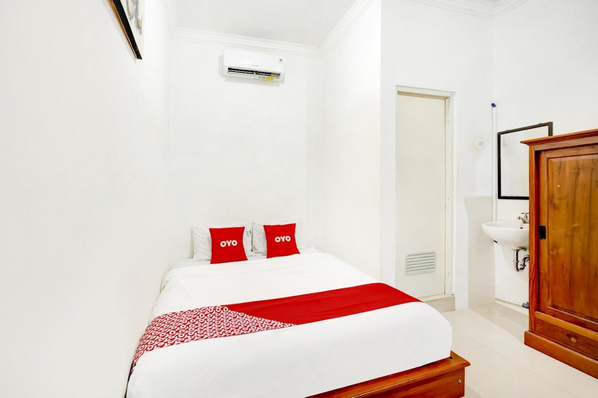 Super Oyo 3702 Homestay Bougenville Syariah Lamongan Exterior photo